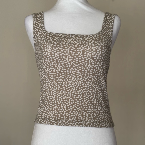 Old Navy Tan and White Patterned Tank Top Size Medium - Picture 2 of 11